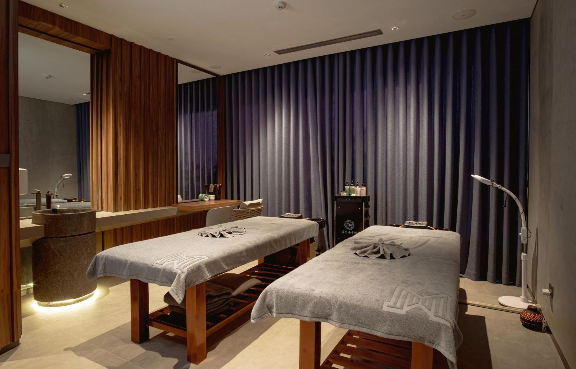 M Hotel Danang Ngoại thất bức ảnh A treatment room at the spa