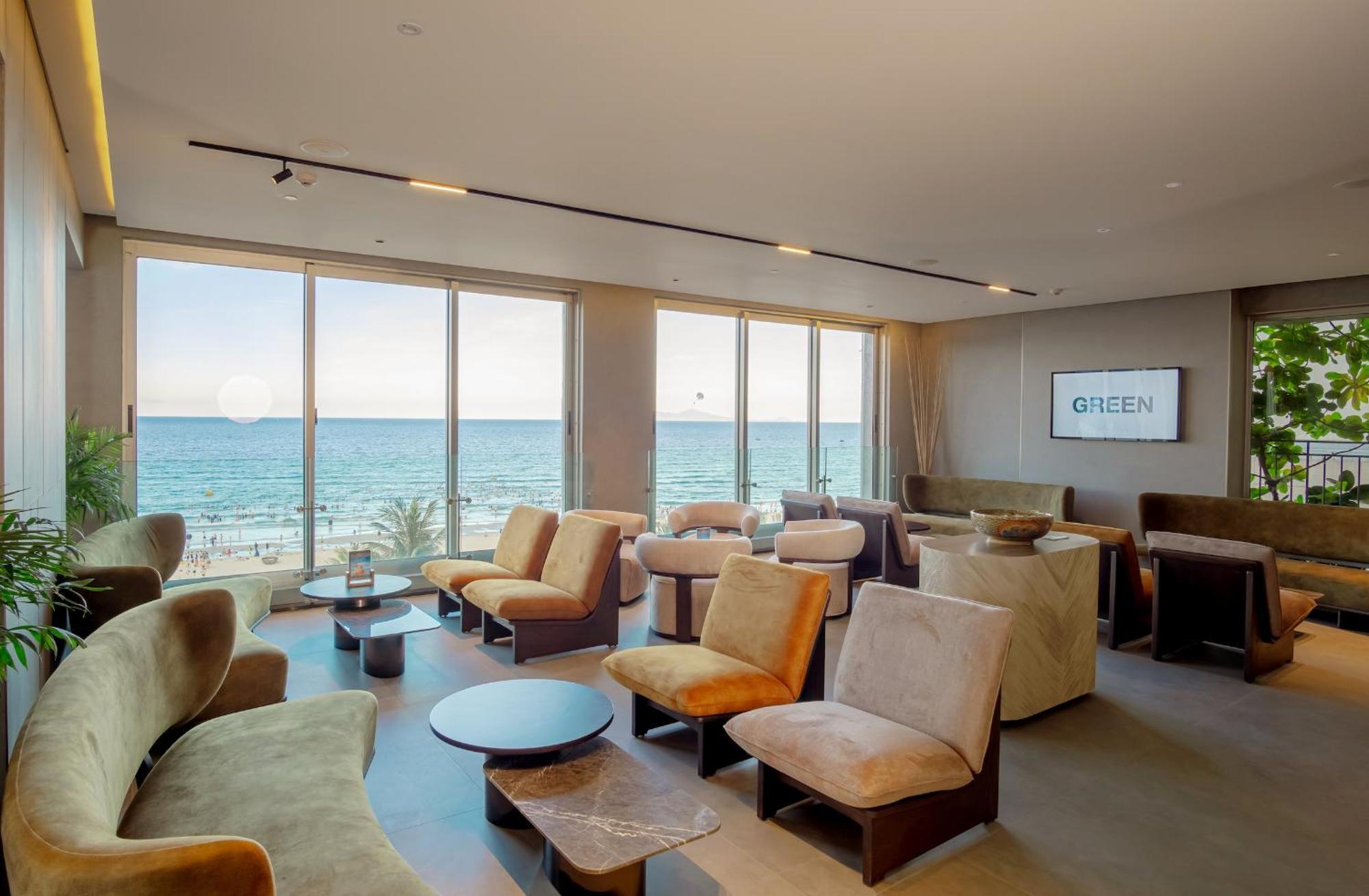 M Hotel Danang Ngoại thất bức ảnh Club Lounge at Tel Aviv airport