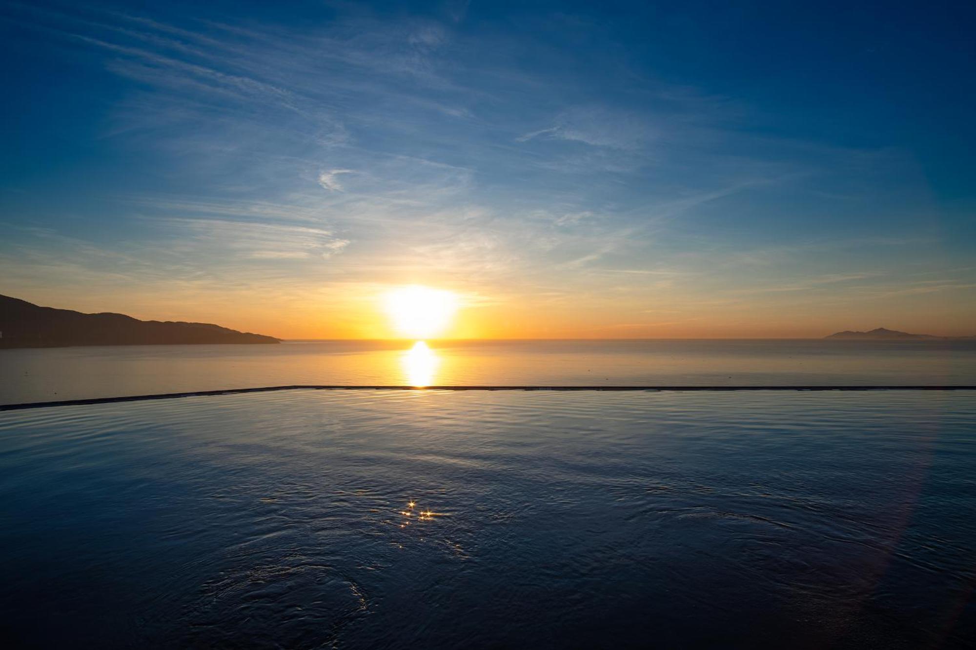 M Hotel Danang Ngoại thất bức ảnh Sunset over the Gulf of Akaroa