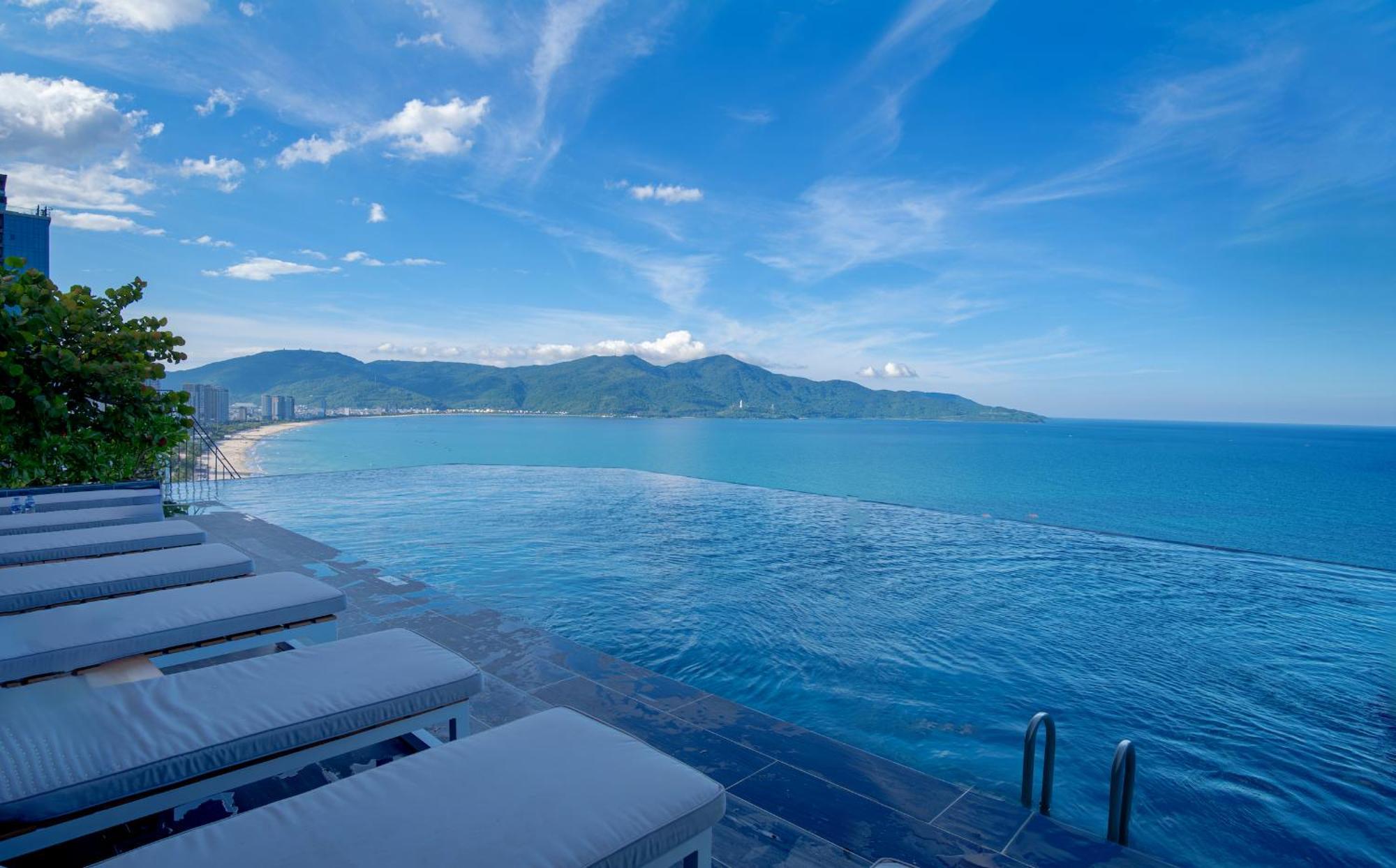 M Hotel Danang Ngoại thất bức ảnh View of the Andaman Sea from the pool at the Patong Beach Club