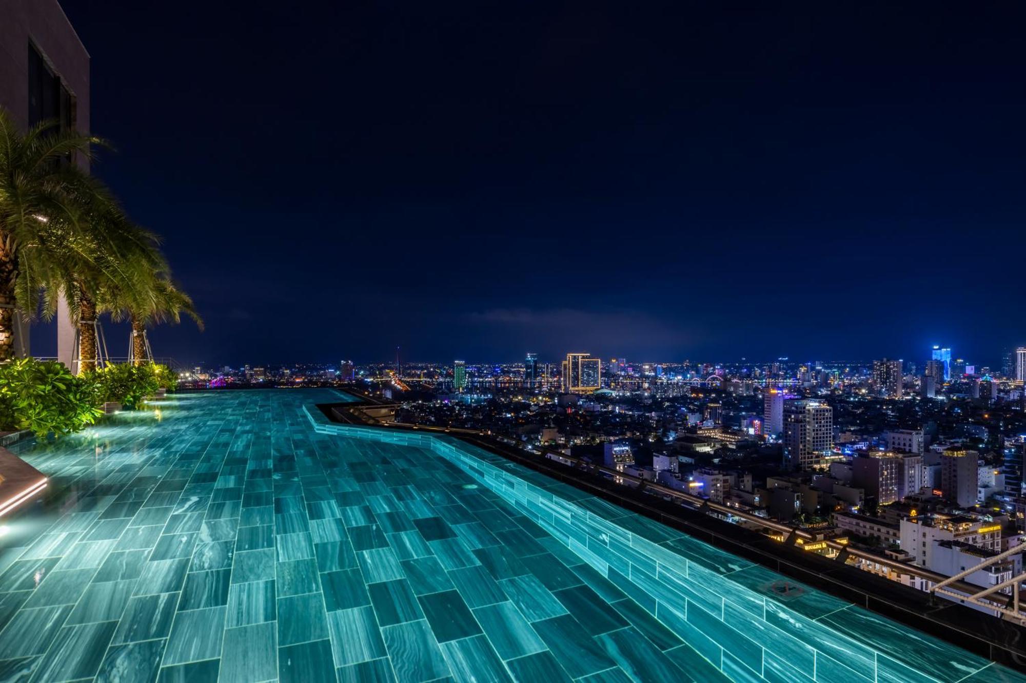 M Hotel Danang Ngoại thất bức ảnh Infinity pool at the 33rd floor of the hotel