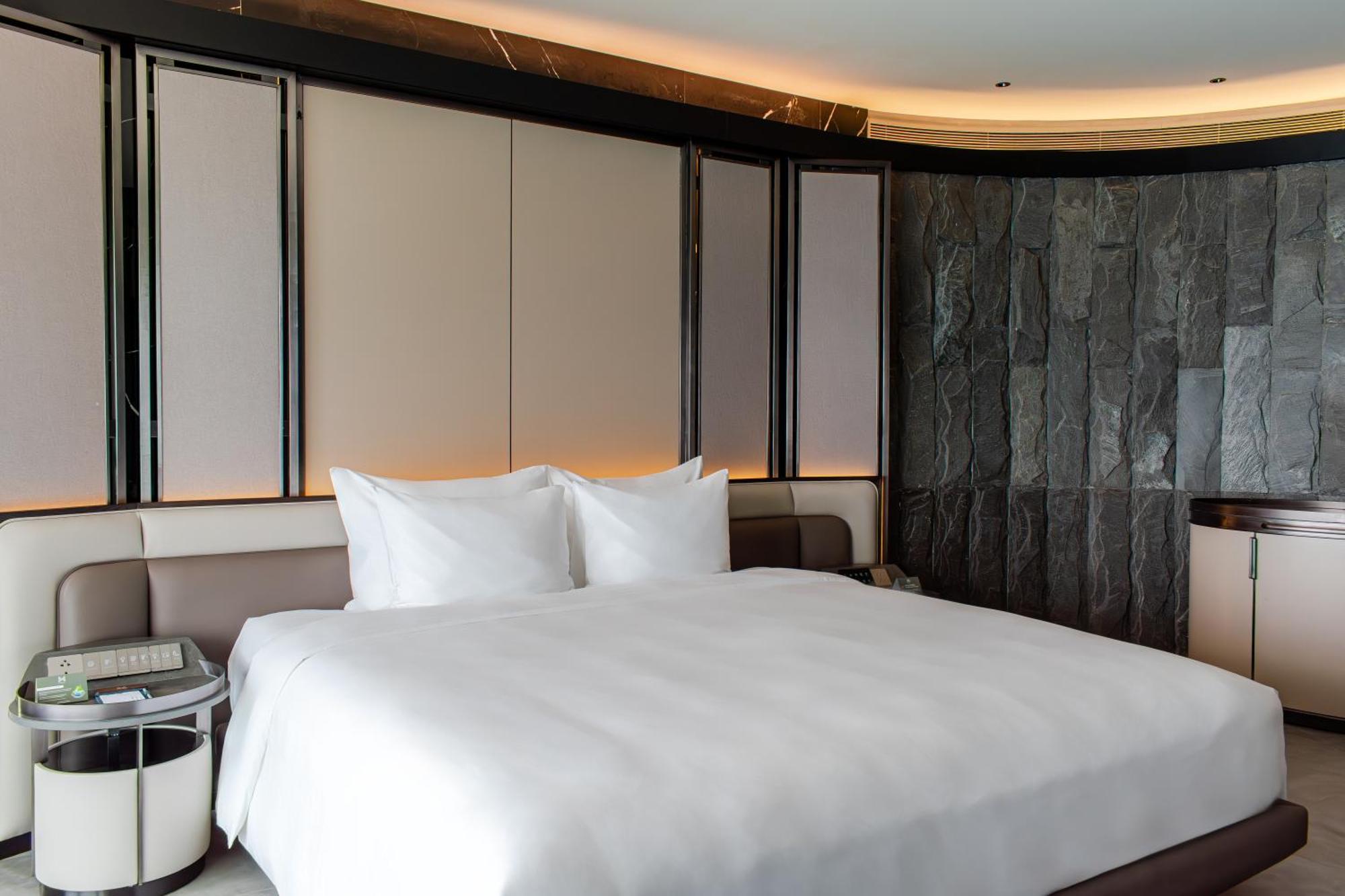 M Hotel Danang Ngoại thất bức ảnh A bedroom at the hotel