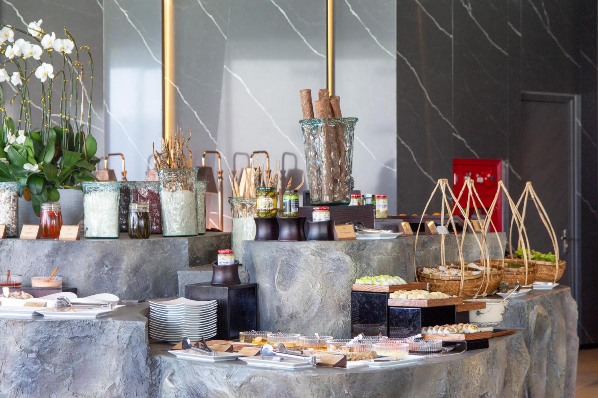 M Hotel Danang Ngoại thất bức ảnh A buffet at a hotel