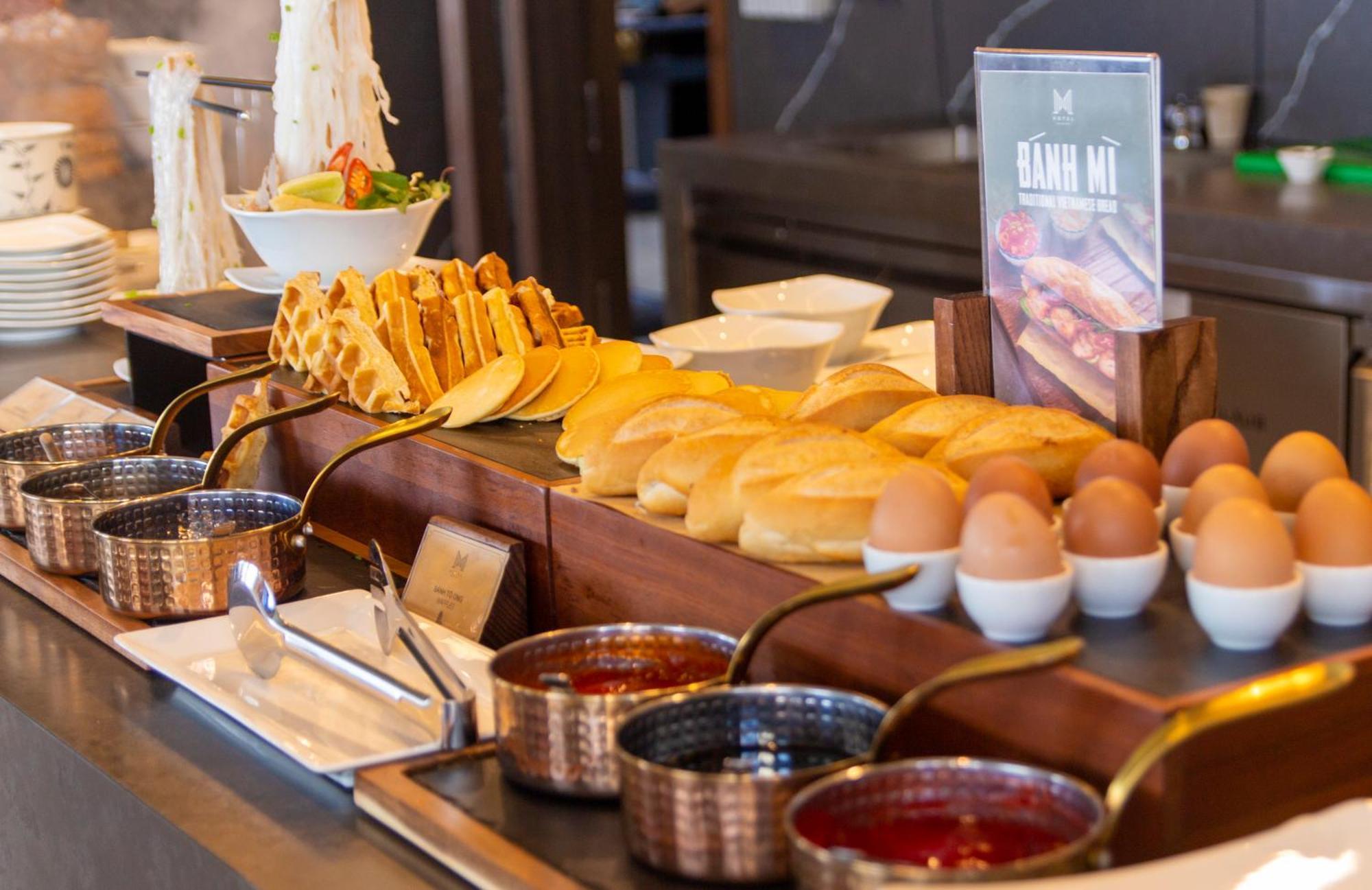 M Hotel Danang Ngoại thất bức ảnh Breakfast at the hotel